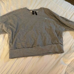 Women’s adidas cropped crew neck, Size XL, color gray